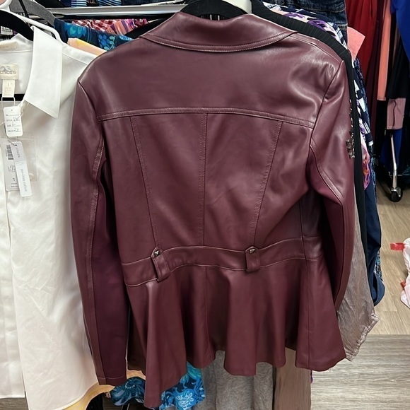GILI Burgundy size 10 asymmetrical zip up jacket new without tag no  belt - Picture 2 of 3